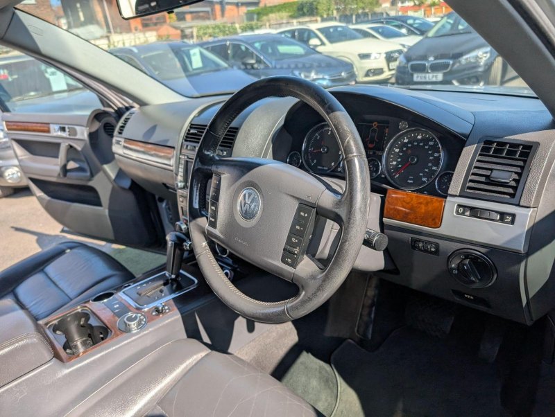 VOLKSWAGEN TOUAREG