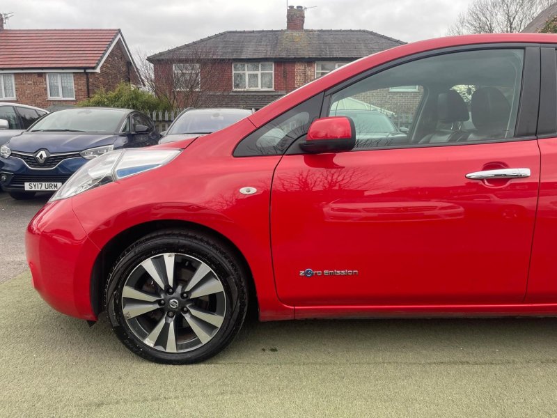 NISSAN LEAF