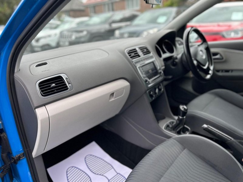 VOLKSWAGEN POLO