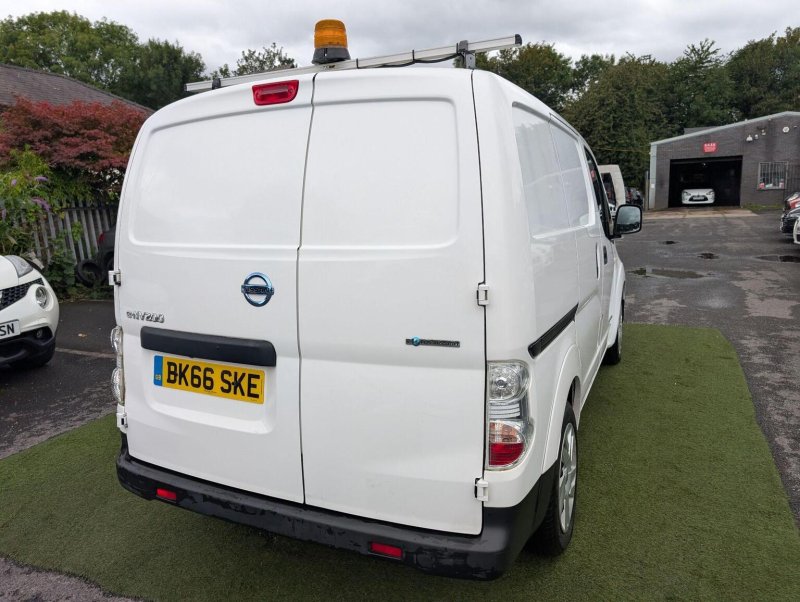 NISSAN E-NV200