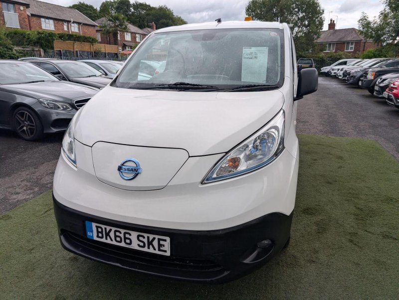 NISSAN E-NV200