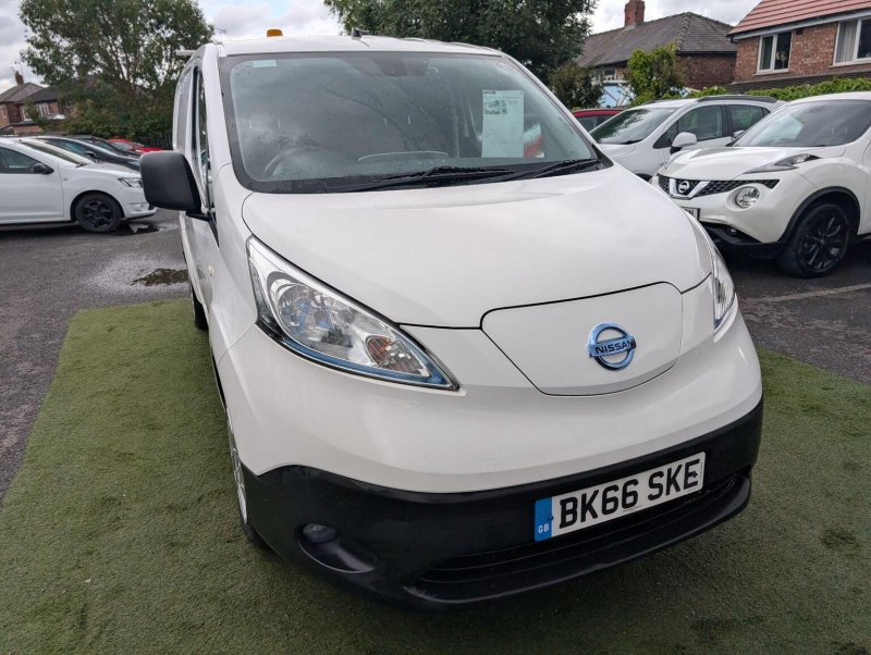 NISSAN E-NV200