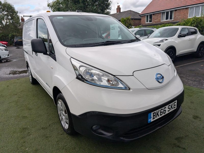 NISSAN E-NV200