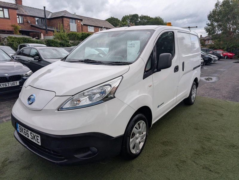 NISSAN E-NV200