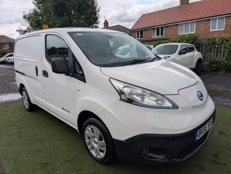 NISSAN E-NV200