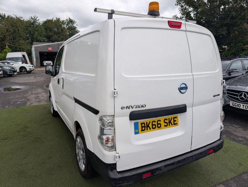 NISSAN E-NV200