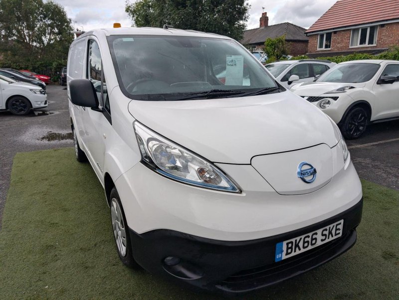 NISSAN E-NV200