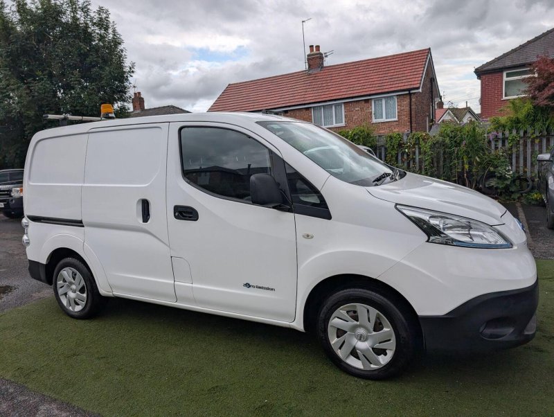 NISSAN E-NV200