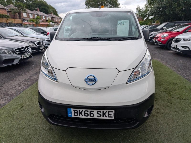 NISSAN E-NV200