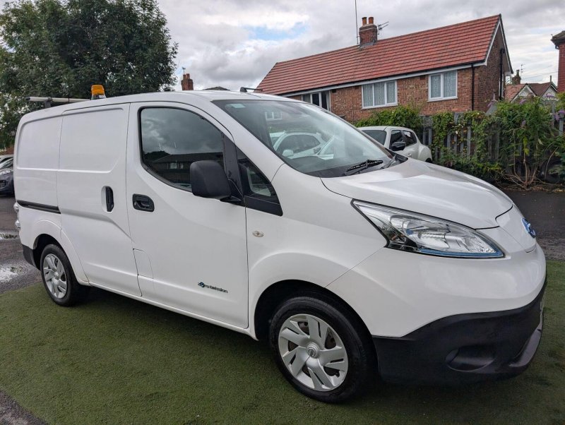 NISSAN E-NV200