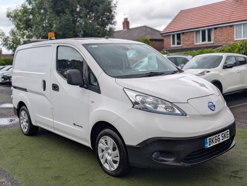 NISSAN E-NV200