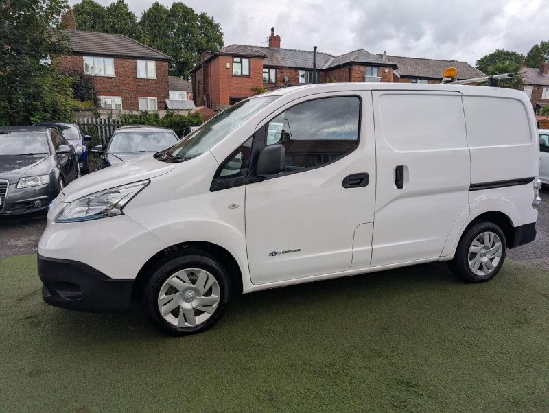 NISSAN E-NV200