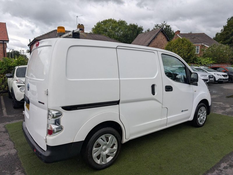 NISSAN E-NV200