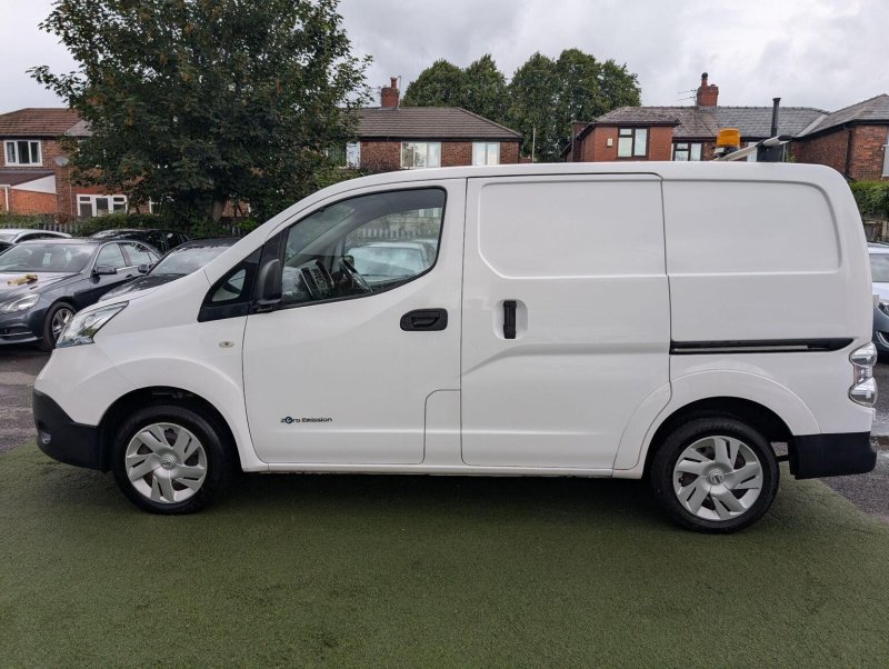 NISSAN E-NV200