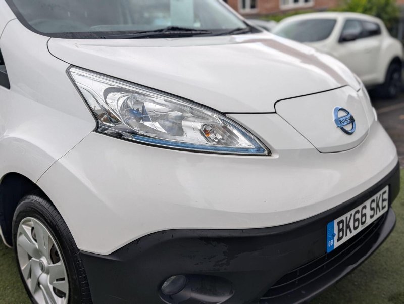 NISSAN E-NV200