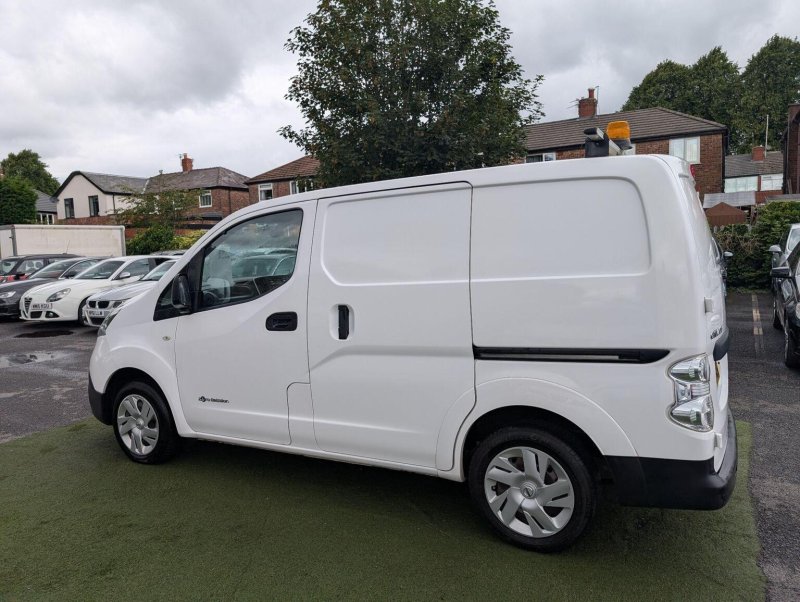 NISSAN E-NV200