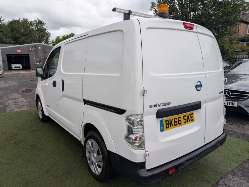 NISSAN E-NV200