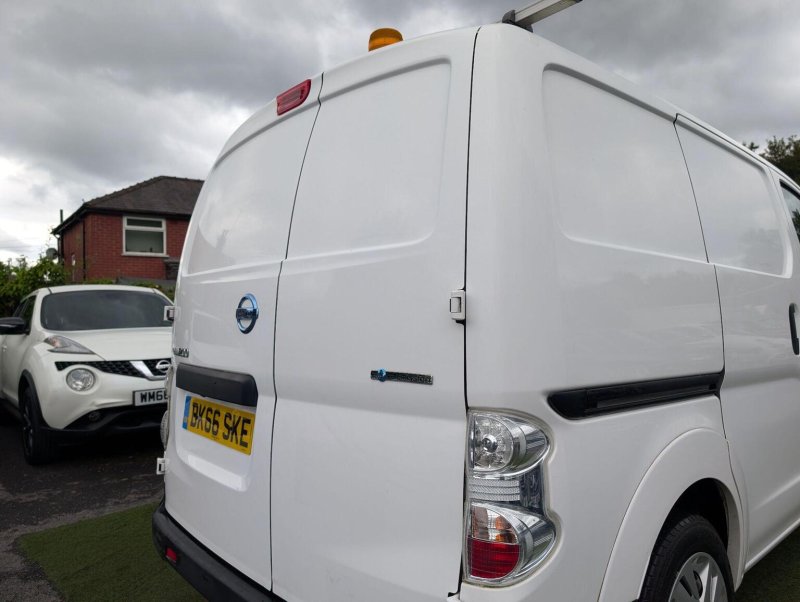 NISSAN E-NV200