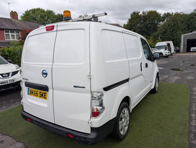 NISSAN E-NV200