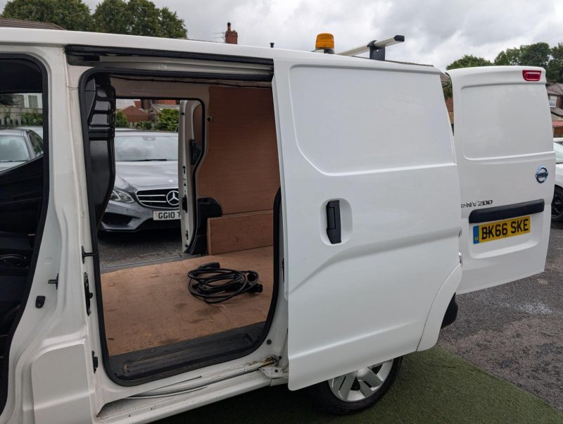 NISSAN E-NV200