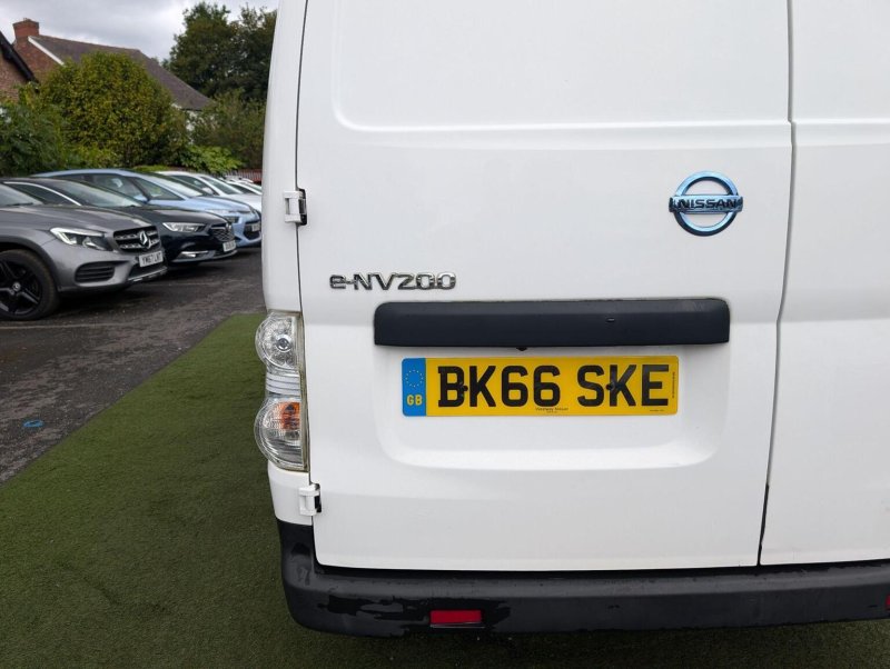 NISSAN E-NV200