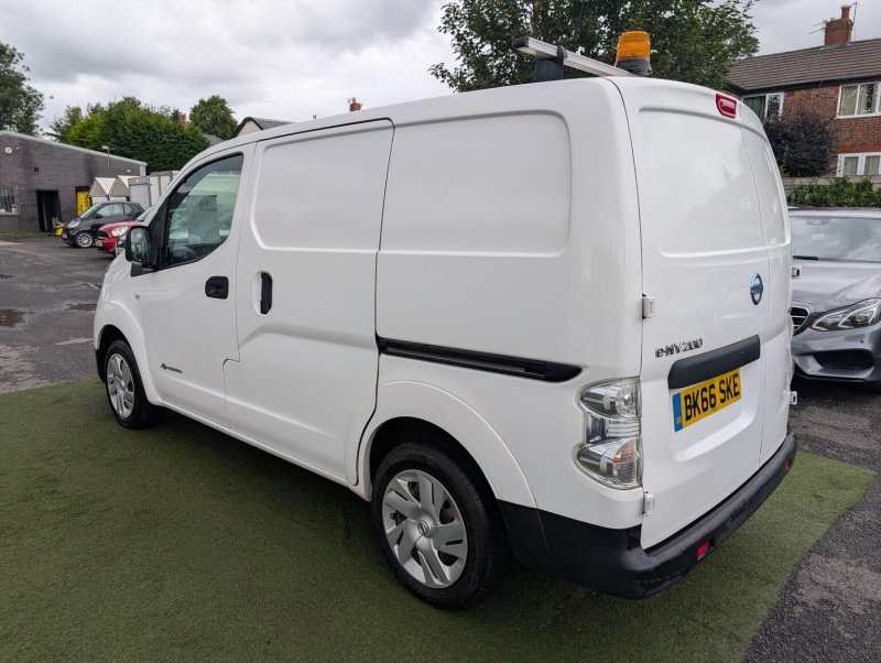 NISSAN E-NV200