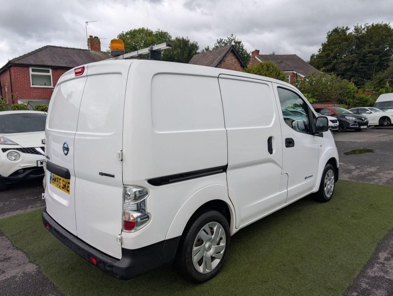 NISSAN E-NV200