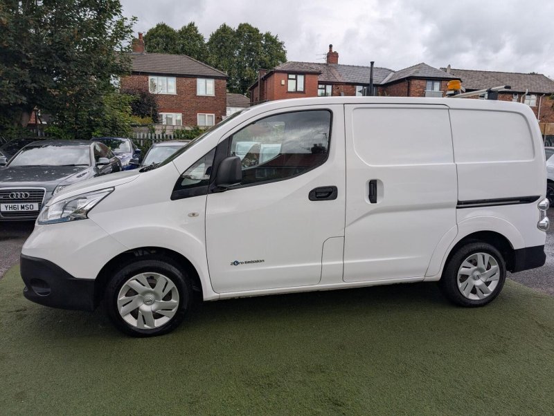 NISSAN E-NV200