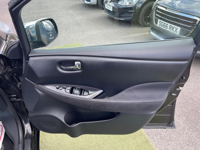 NISSAN LEAF
